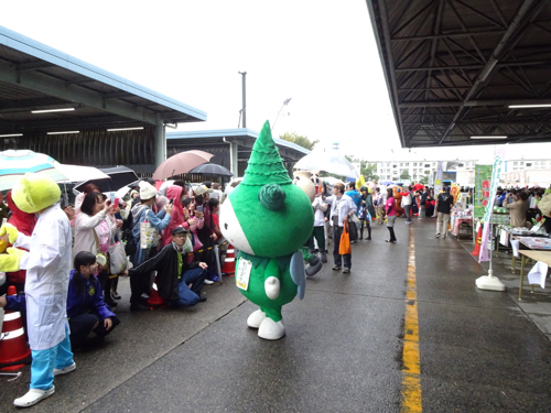 船橋市場だよ全員集合1 ／ 20